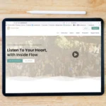 Ein Tablet zeigt die Inside Flow-Website mit einem Aufruf, der Gemeinschaft beizutreten, auf einem Holztisch.