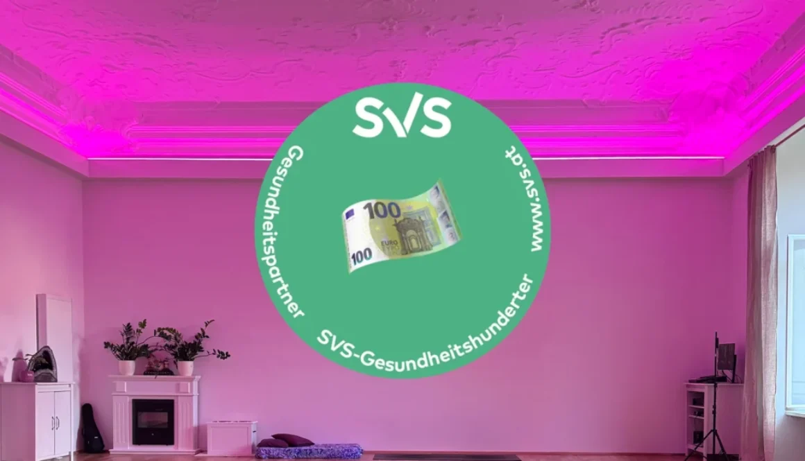 Der Raum von YOGALIFE zeigt eine entspannende Atmosphäre mit lila Licht und dem SVS Gesundheits-Hunderter im Fokus.