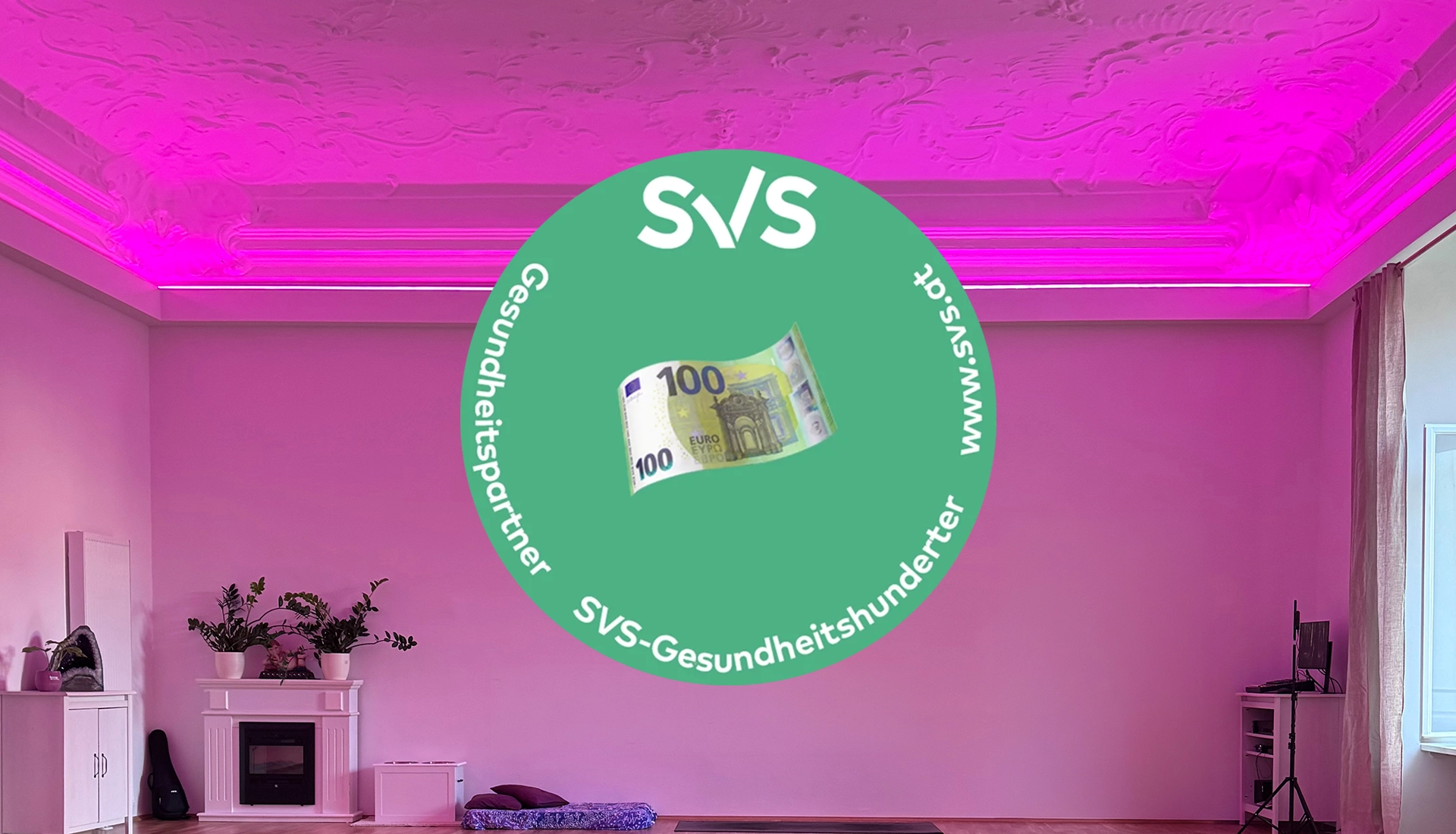 Der Raum von YOGALIFE zeigt eine entspannende Atmosphäre mit lila Licht und dem SVS Gesundheits-Hunderter im Fokus.