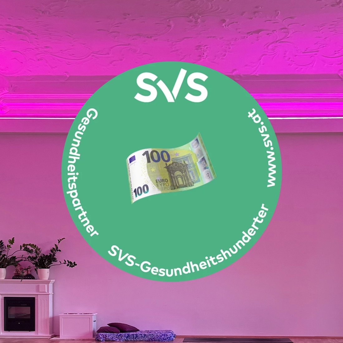 Das Bild zeigt den SVS-Gesundheitshunderter in einem modernen Yogastudio mit sanfter Beleuchtung.