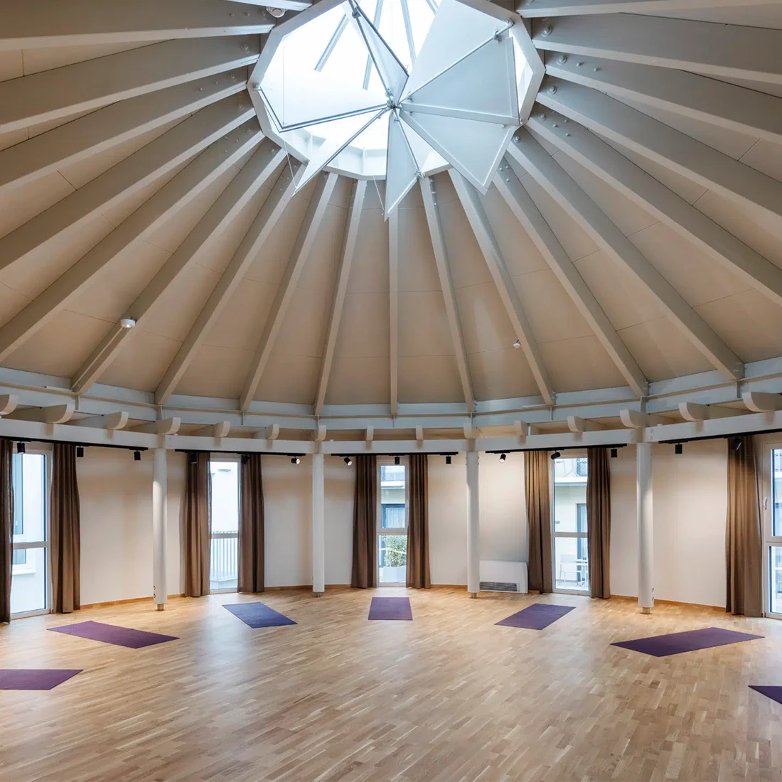 Yogaraum mit Yogamatten