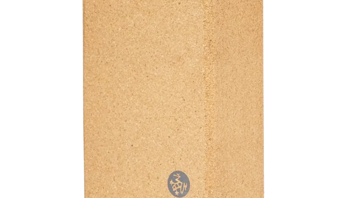Nahaufnahme einer Korktafel mit abgerundeten Ecken und einem kleinen blauen runden Siegel nahe der unteren rechten Kante.