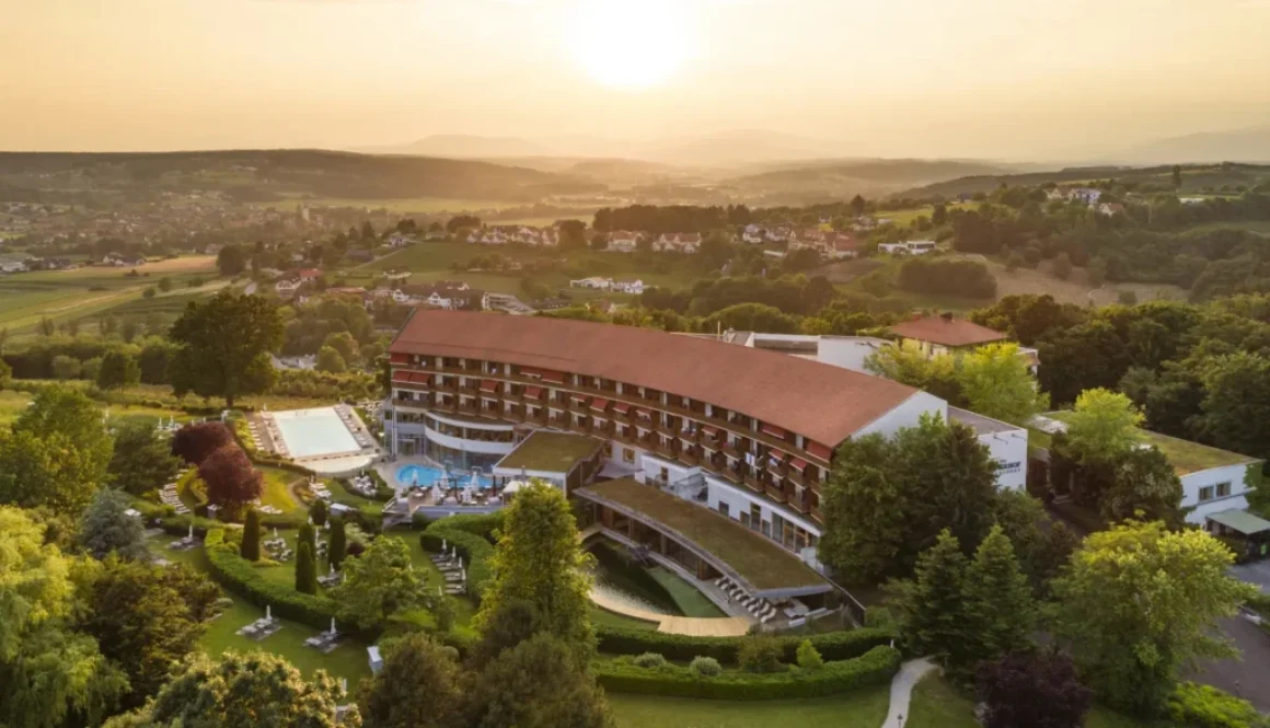 Der Steirerhof bietet eine atemberaubende Aussicht auf die Landschaft und eine entspannte Atmosphäre für Yoga und Wellness.