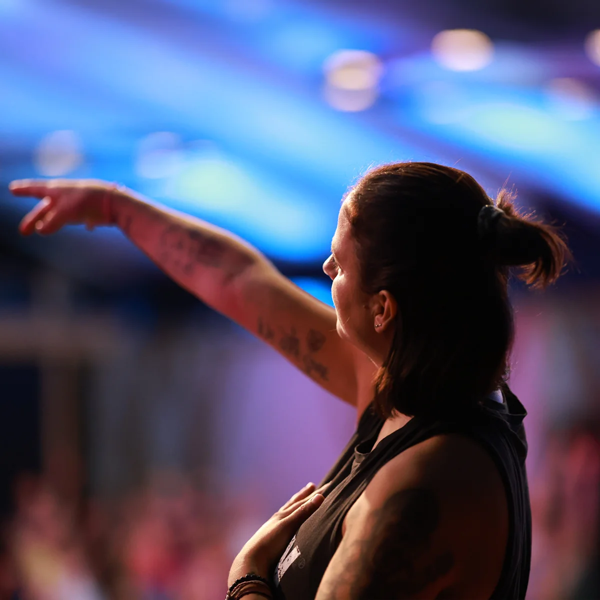 Eine Yogalehrerin zeigt eine Bewegung während einer Unterrichtsstunde in einem lebhaften Yogastudio | © kdh_mobile