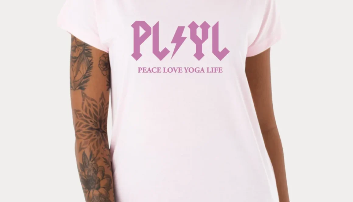 Eine Person trägt ein weißes Shirt mit dem Aufdruck "PLYL - PEACE LOVE YOGA LIFE", während sie entspannt posiert.