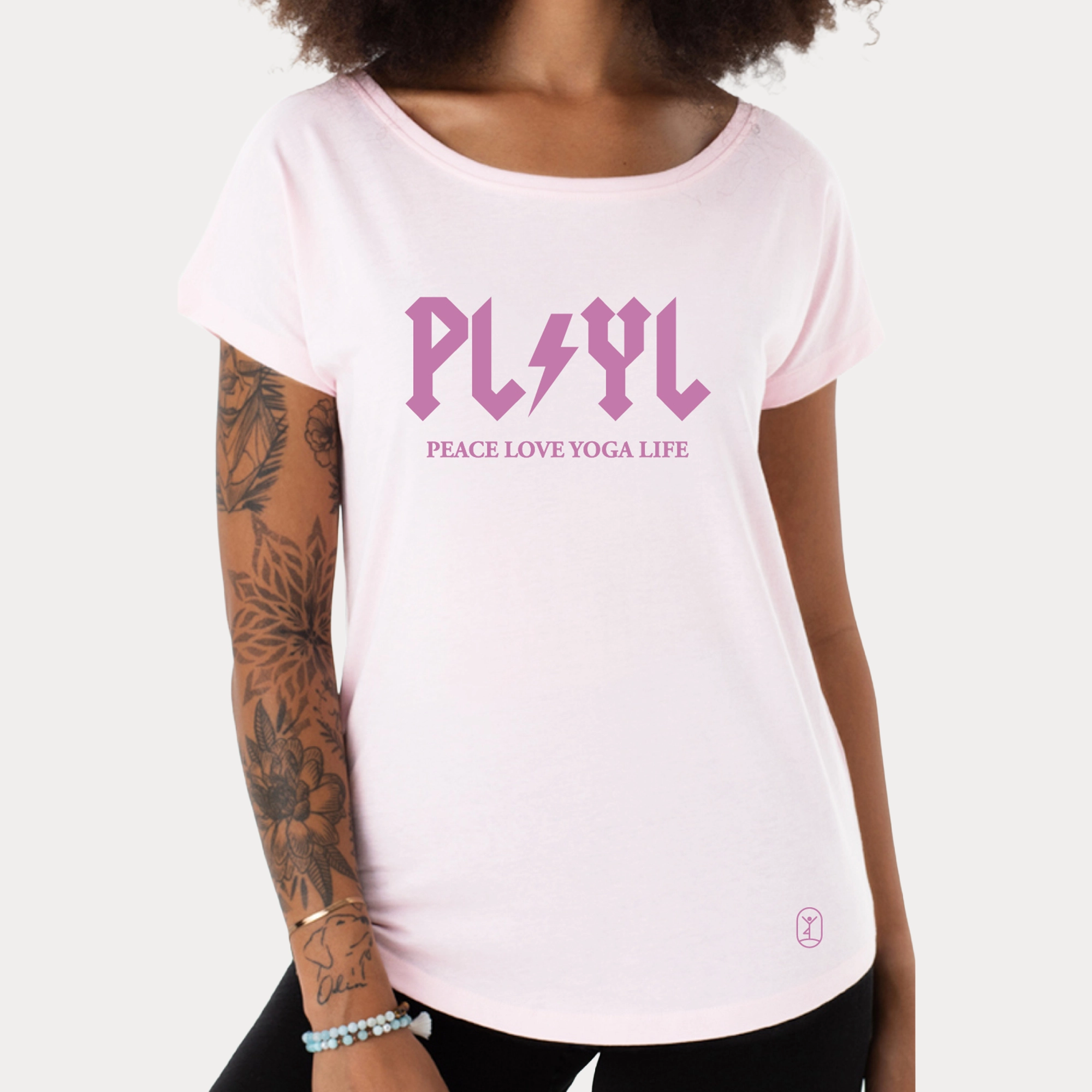 Eine Person trägt ein weißes Shirt mit dem Aufdruck "PLYL - PEACE LOVE YOGA LIFE", während sie entspannt posiert.