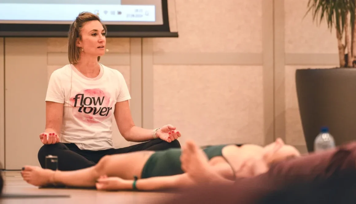 Eine Yoga-Lehrerin leitet eine Klasse zur mentalen Entspannung und Selbstfindung in einem hellen Raum | © Alesta.