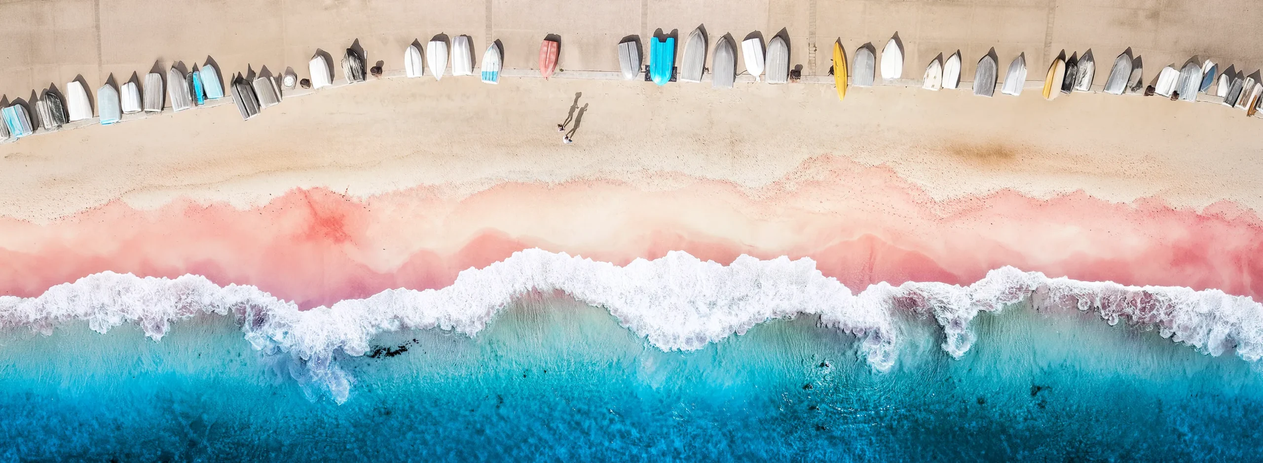 Blick auf den Strand mit bunten Booten, ideal für den betriebsurlaub_desktop in entspannter Atmosphäre.