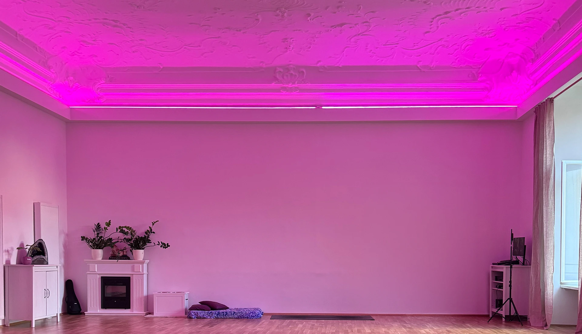 Das neue YOGALIFE-Studio in Graz heißt dich herzlich willkommen mit sanftem Licht und einladender Atmosphäre.