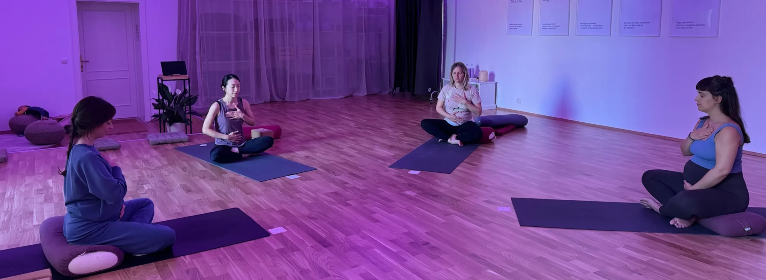Schwangere Frauen praktizieren entspannendes Yoga im YOGALIFE Graz während einer Prenatal-Stunde.